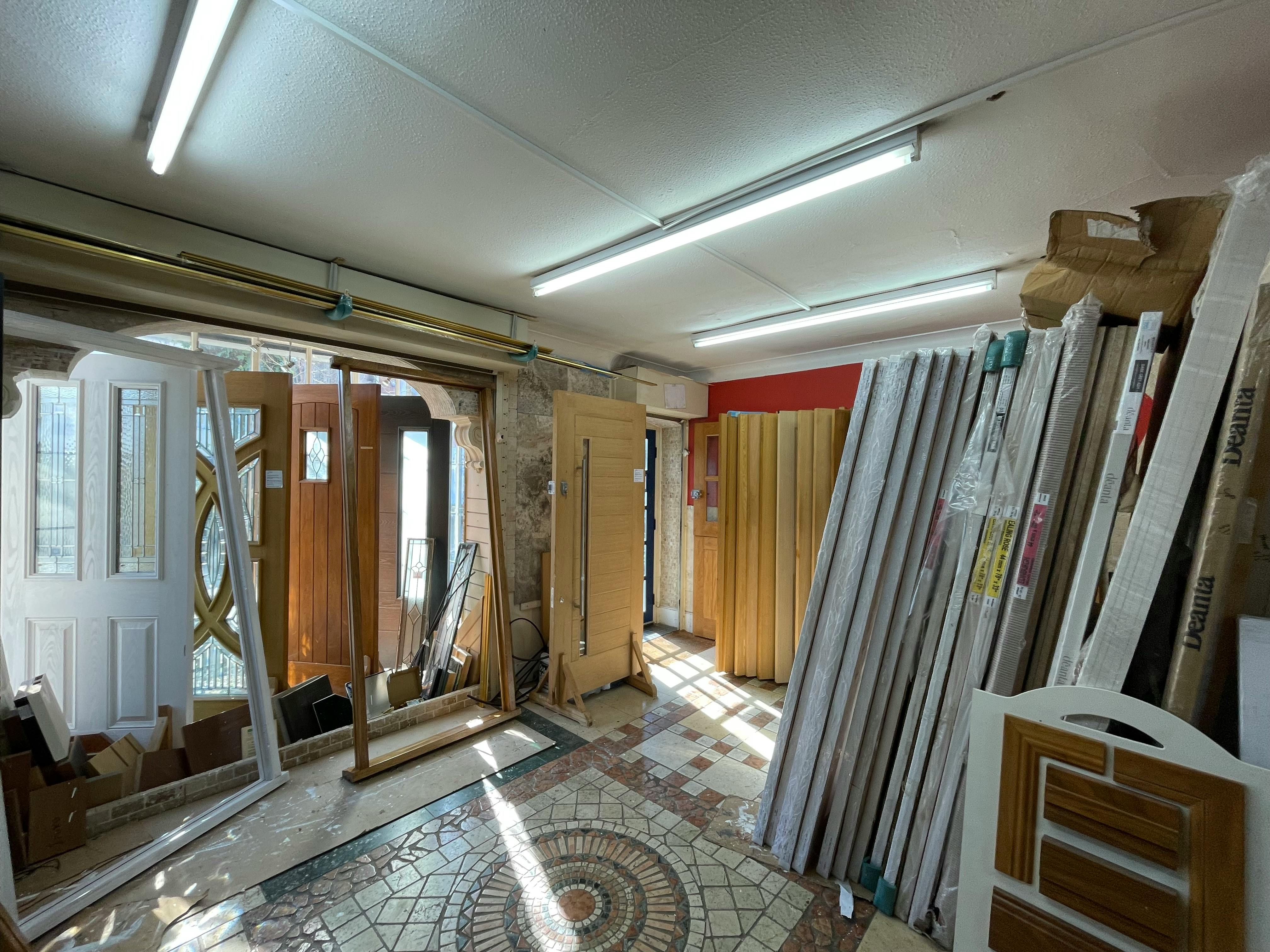 Retail/Shop in Buckhurst Hill - photo 3