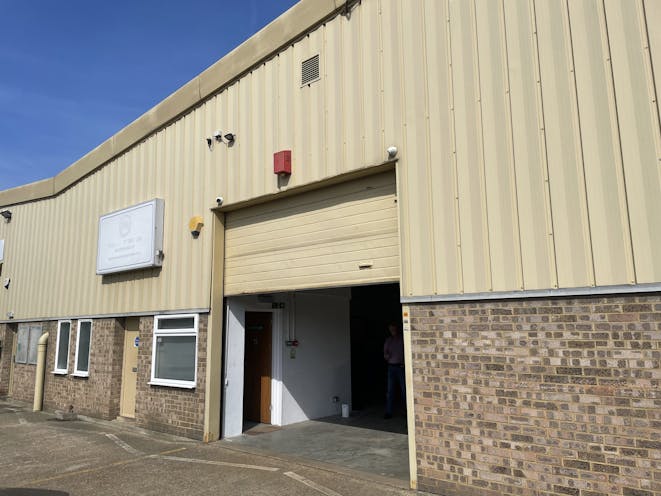 Unit 2, Oades Industrial Estate, Egham, Warehouse & Industrial To Let - IMG_3925.jpg