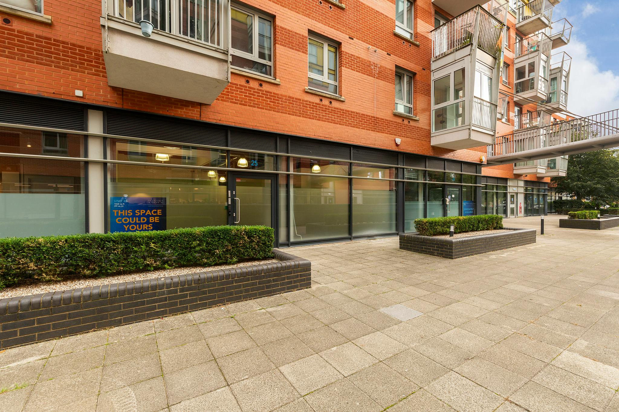 Retail/Shop in London - photo 2