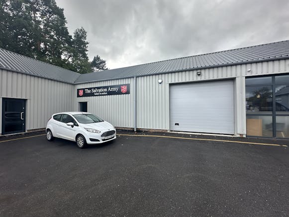 Unit 6 Dracott Park, Normandy, Industrial / Warehouse To Let - IMG_9582.JPG