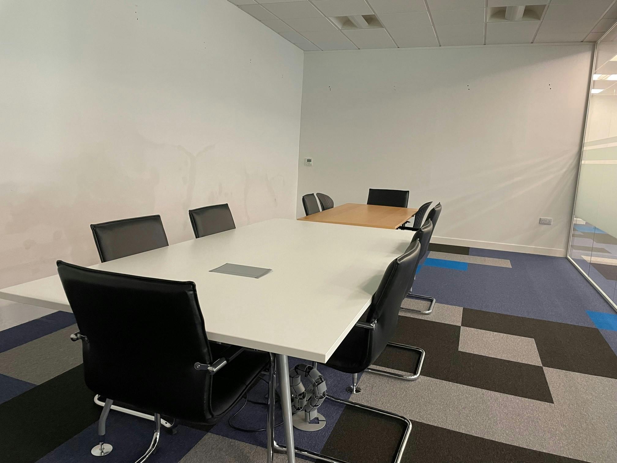 Office in Chertsey - photo 3