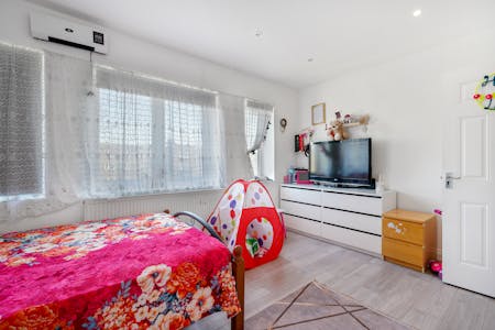 Mixed-Use Freehold, 15-15A Empire Parade, London, Residential / Retail For Sale - Flat 1 15  15a Empire Parade Great Cambridge Road  qj2lFI56QLPIyvDESh15.jpg