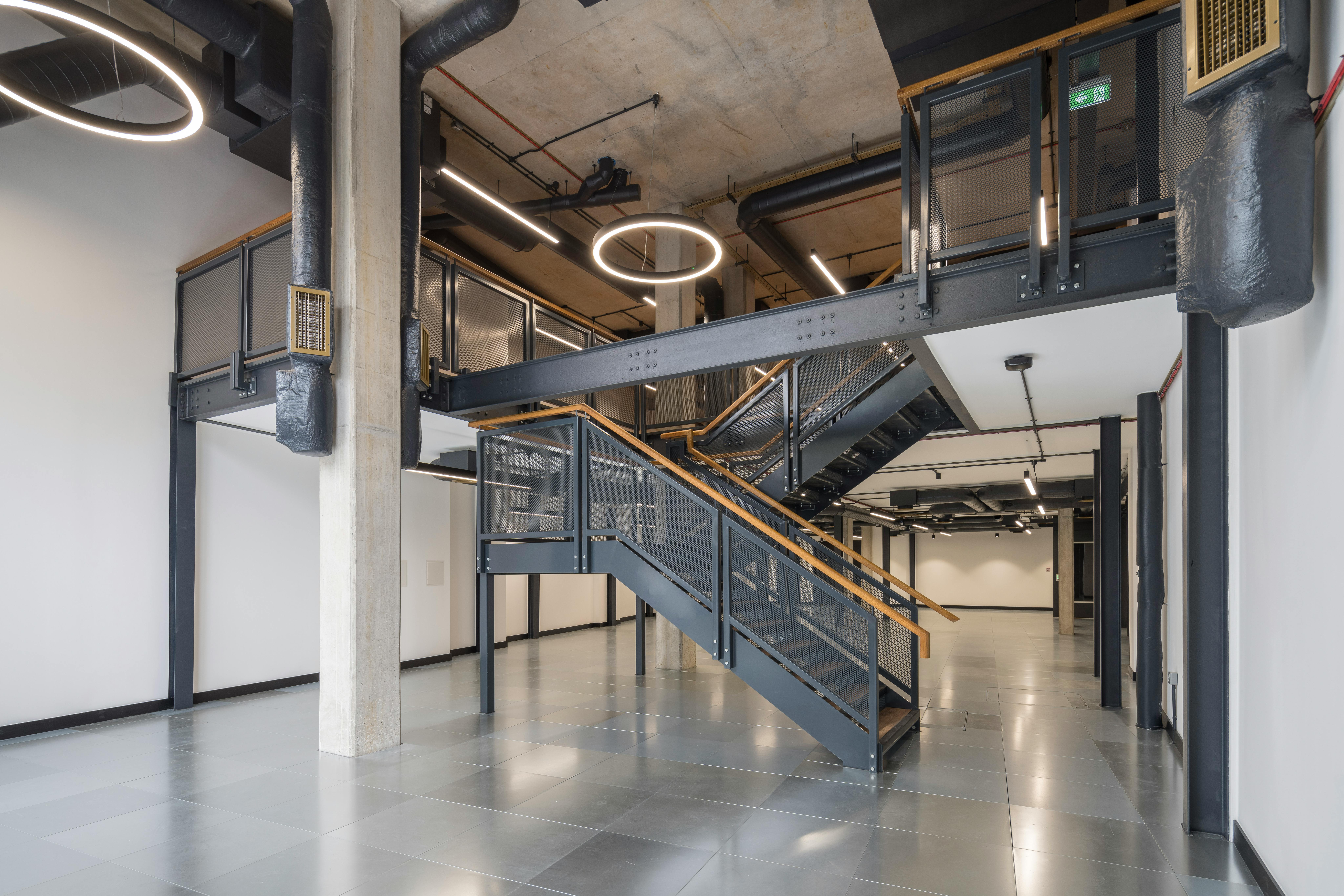 Retail/Shop in London - photo 2