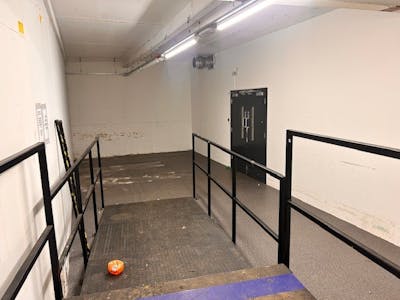 34 High Street, Newport, Retail To Let - 5.jpg