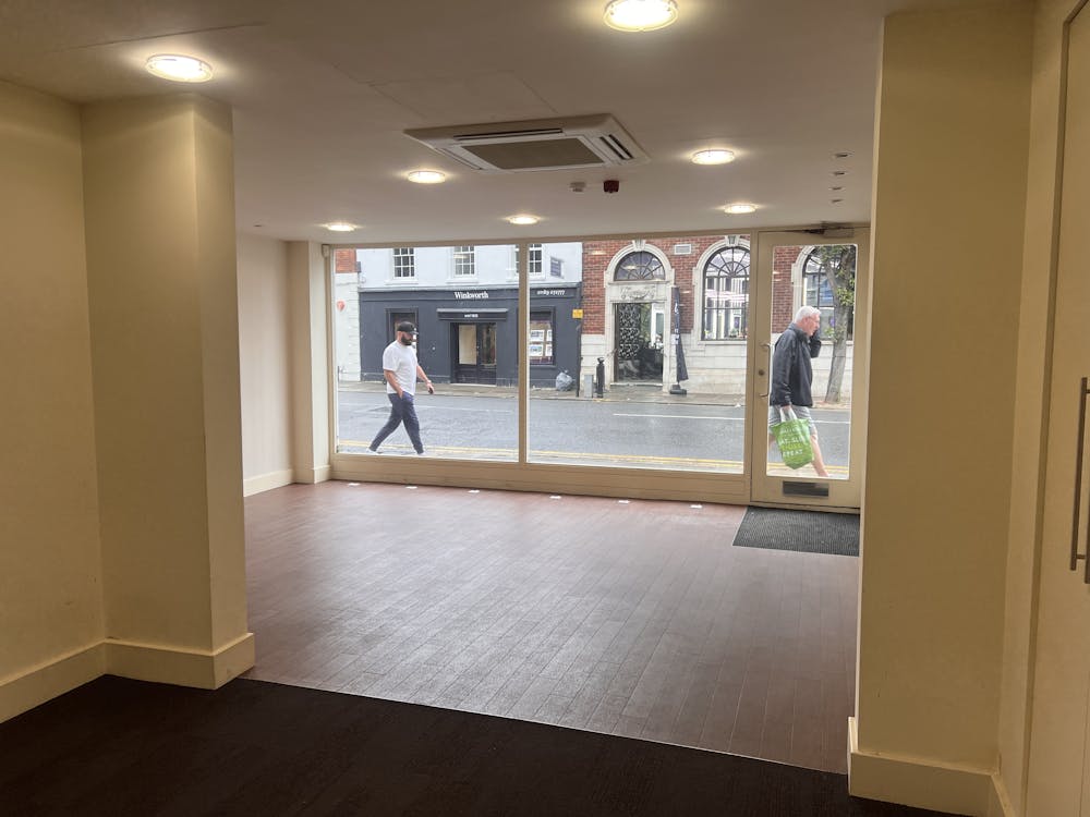 8 Broad Street, Wokingham, Class E Retail / Leisure / Retail / High Street Retail / Retail - In Town Lease Assignment - IMG_8154.JPG
