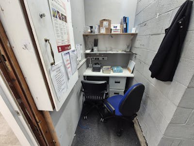 47 High Street West, Glossop, Retail To Let - 20260121_163816.jpg