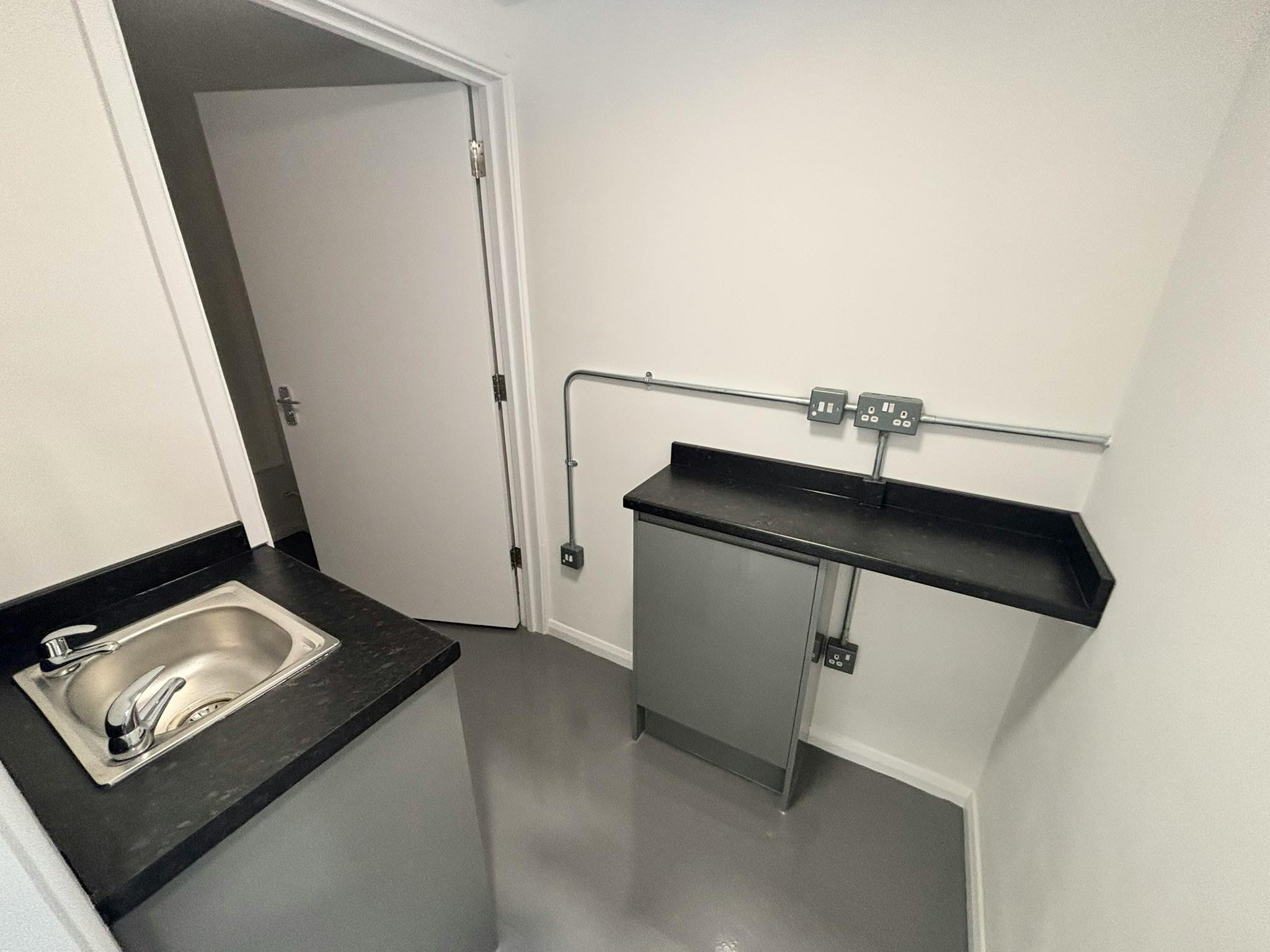 Industrial Unit in Portsmouth - photo 4