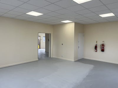 Unit 4, High Wycombe, Industrial / Office To Let - 20250328_091425352_iOS.jpg