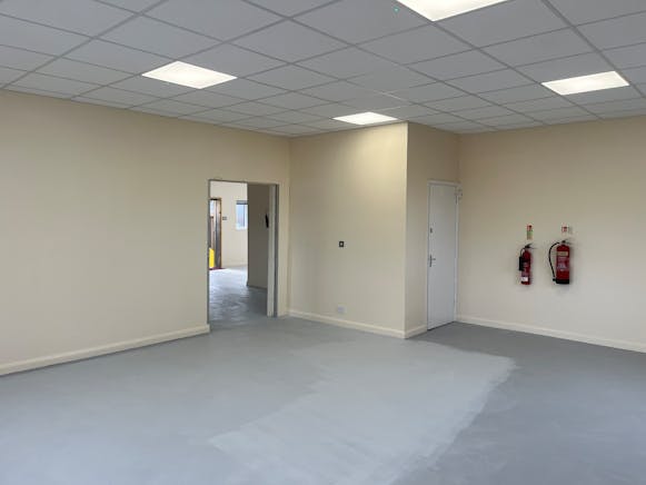 Unit 4, High Wycombe, Industrial / Offices To Let - 20250328_091425352_iOS.jpg