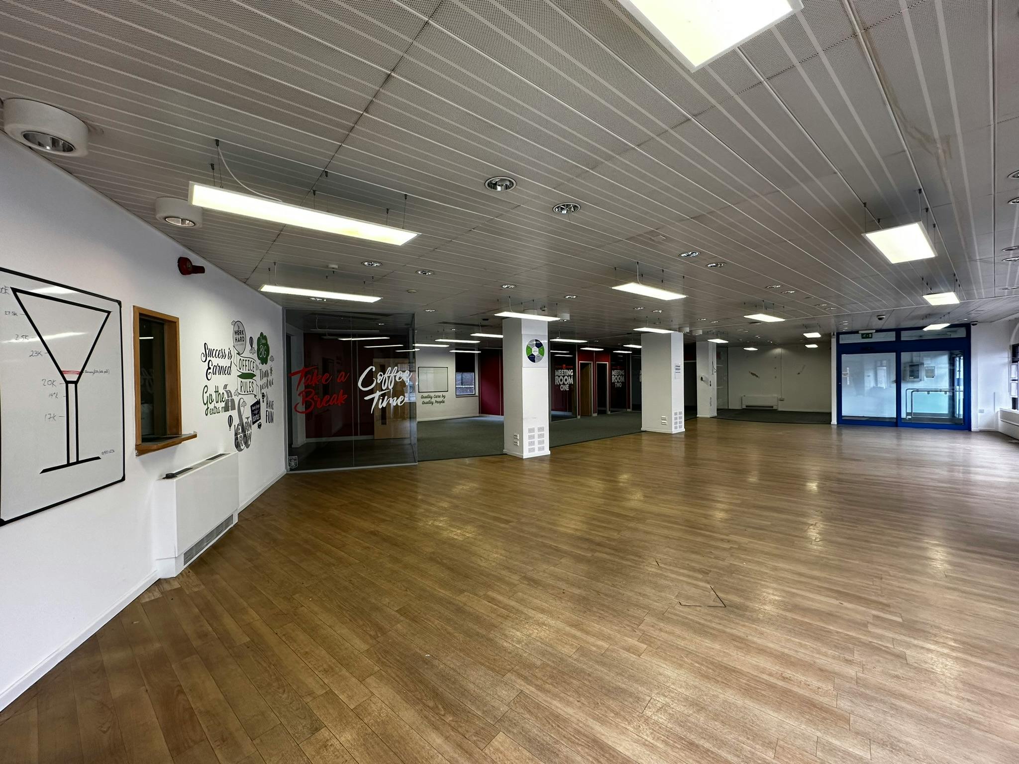 Retail/Shop in Worcester - photo 2