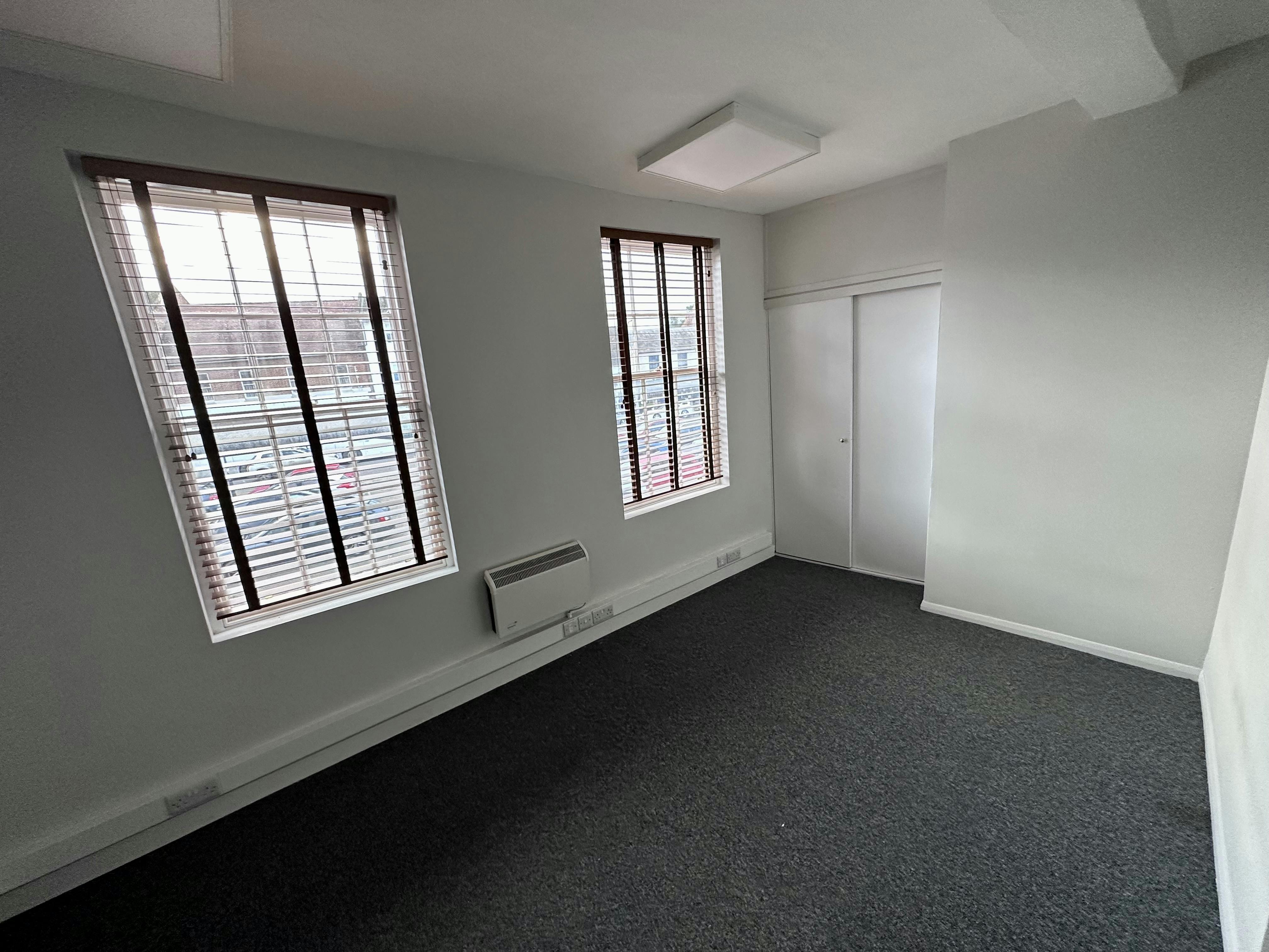 1st and 2nd floor Offices, 103 High Street, Thame, Office To Let - IMG_0100.jpeg