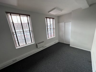 1st and 2nd floor Offices, 103 High Street, Thame, Office To Let - IMG_0100.jpeg