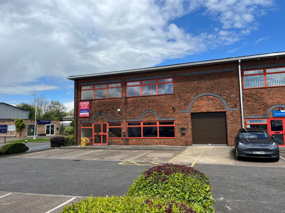 1 Canada Close, Banbury, Industrial / Office To Let - image00086.jpg