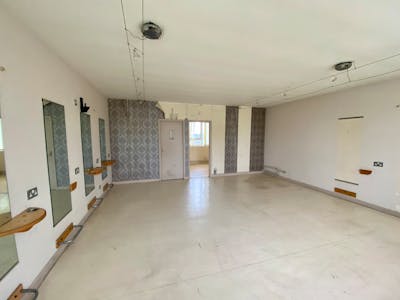 60 High Street North, Dunstable, Retail To Let - IMG_2532.JPG