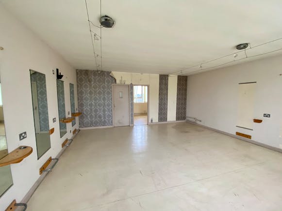 60 High Street North, Dunstable, Retail To Let - IMG_2532.JPG