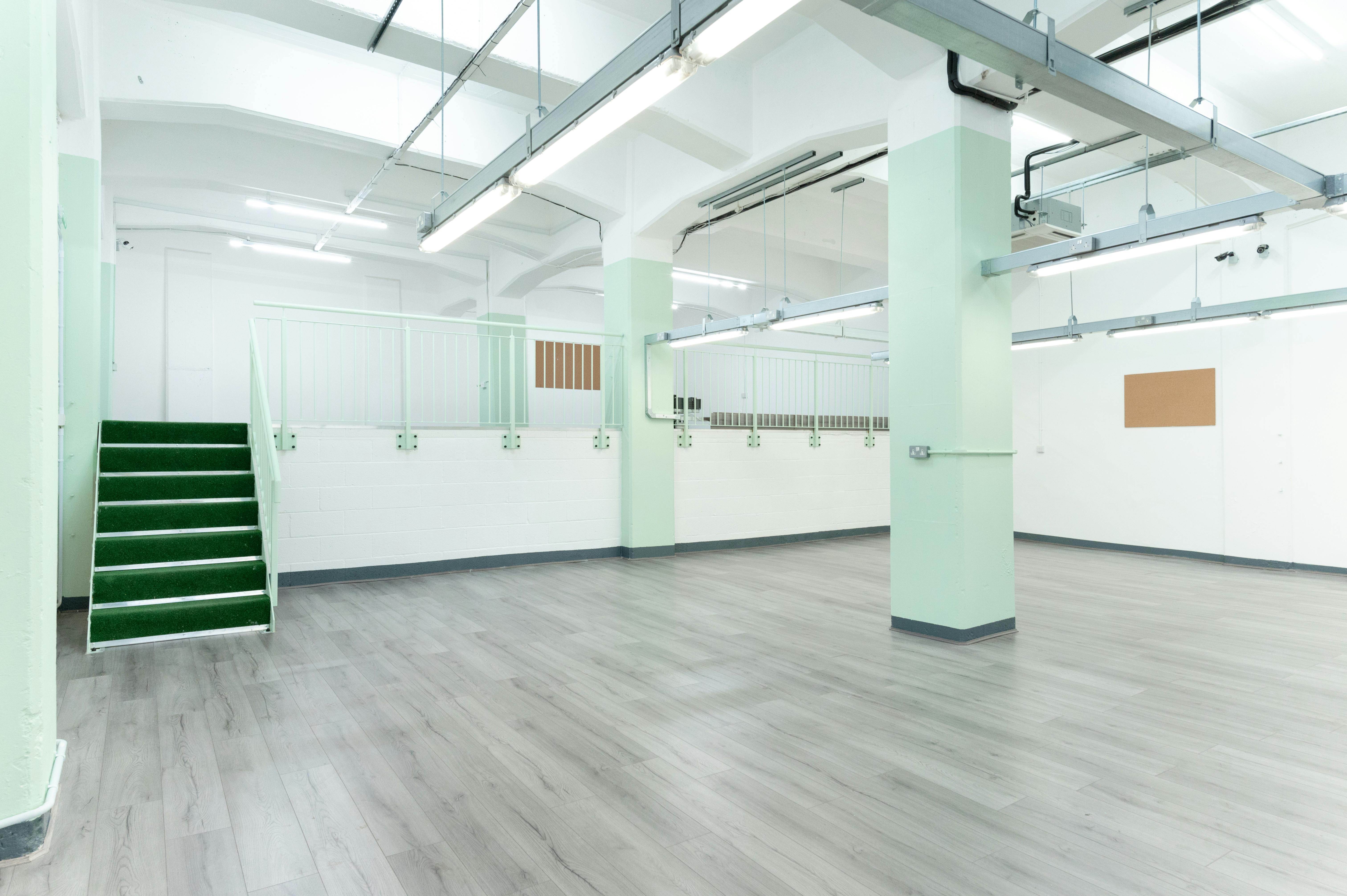 Industrial Unit in London - photo 2