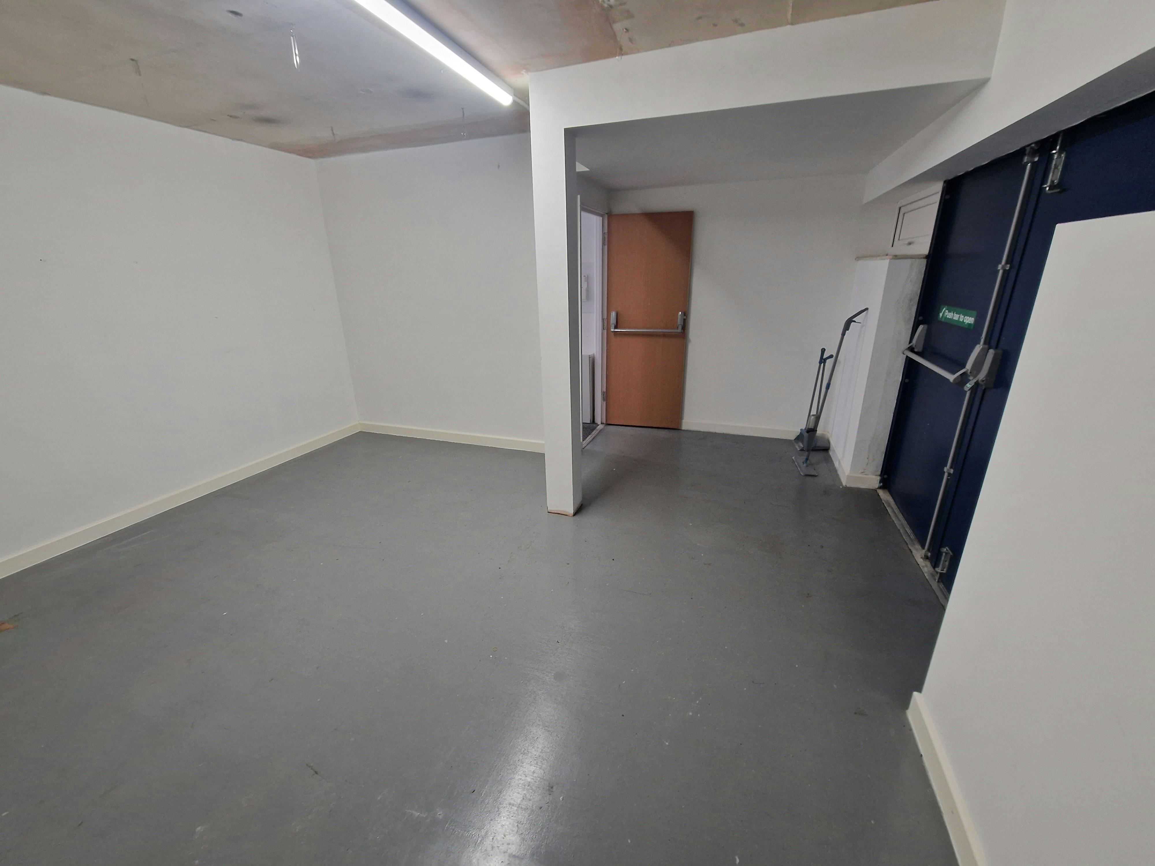 Retail/Shop in Waterlooville - photo 3