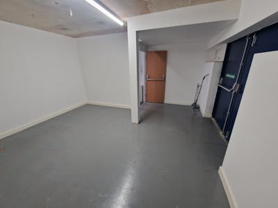 31 Wellington Way, Waterlooville, Retail To Let - 20260129_113332.jpg