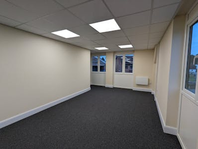 Unit 15, Kings Langley, Office To Let - PXL_20240108_084425200.jpg