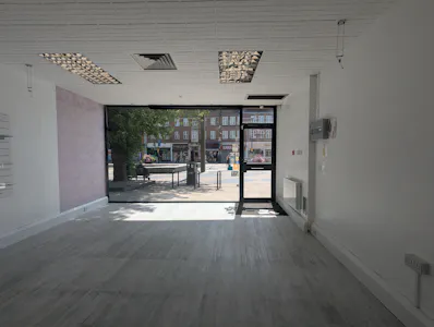 139 The Parade, Watford, Retail To Let - PXL_20260623_134815287.jpg