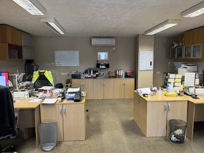 The Warehouse, Aylesbury, Industrial To Let - 20250617_130914541_iOS.jpg