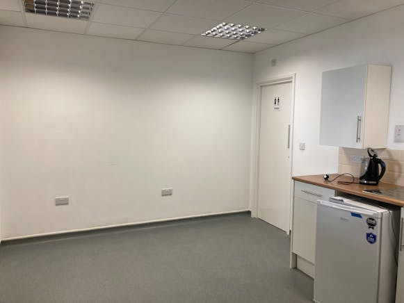 Unit 1B Queens Apartments, Hastings, Office To Let - IMG_3868.JPEG