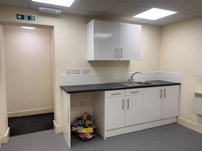 8 Broad Street, Wokingham, Class E Retail / Leisure / Retail / High Street Retail / Retail - In Town Lease Assignment - IMG_8151.JPG