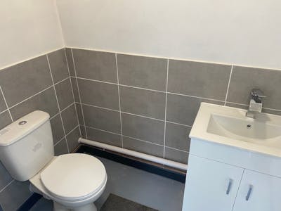 Unit 1c, Caerbont Enterprise Park, Swansea, Office / Retail To Let - Toilet.jpg