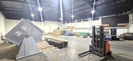 Unit 2, Lyndean Industrial Estate, London, Industrial To Let - 20260408_153812 - Edited.jpg