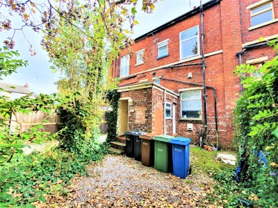 6 Kennerley Road, Stockport, Retail To Let - 20221019_145838 2.jpg