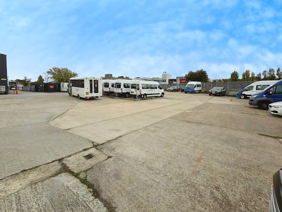 Rear of 51 Progress Road, Leigh-on-Sea To Let - 781b1717WhatsApp 20Image 2020251014 20at 20171742_7a5c3173.jpg