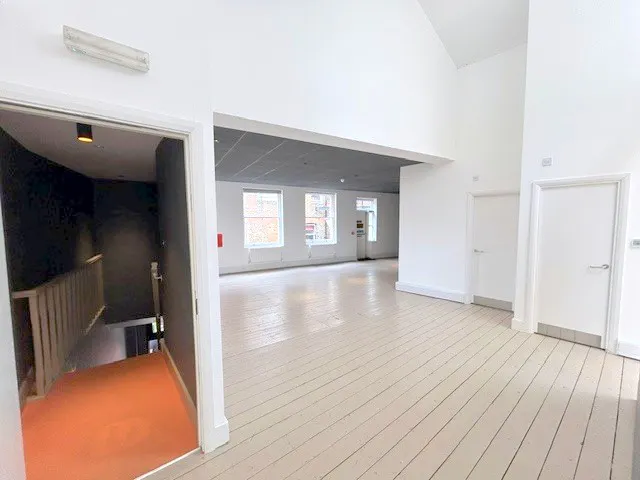 2 Acre Passage, Windsor, Office / Retail To Let - Landing and entrance i.jpg