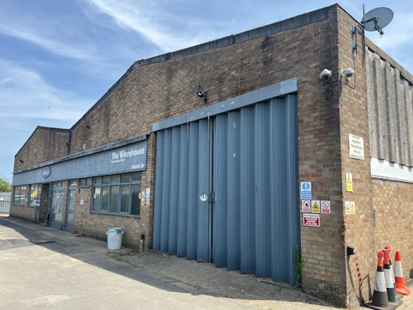 The Warehouse, Aylesbury, Industrial To Let - 20250617_130632026_iOS.jpg