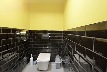 Ground Floor and Basement, 134 Shoreditch High Street, London, Leisure / Retail / Showroom To Let - 20251208_145058324_iOS.jpg