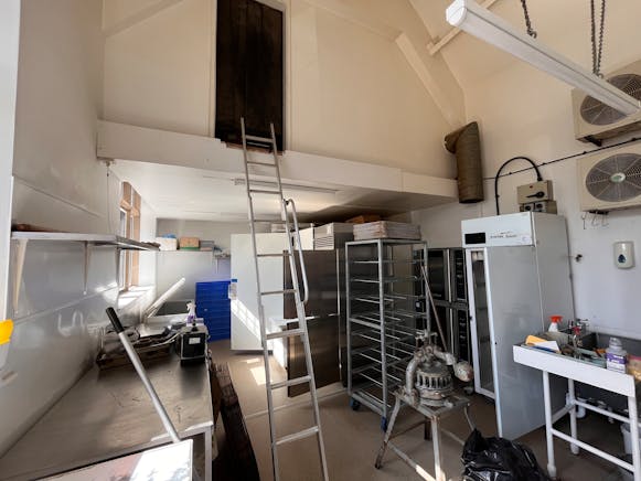 2 Bridge Street, Bakewell, Retail / Retail To Let / For Sale - IMG_3190scaled.jpg