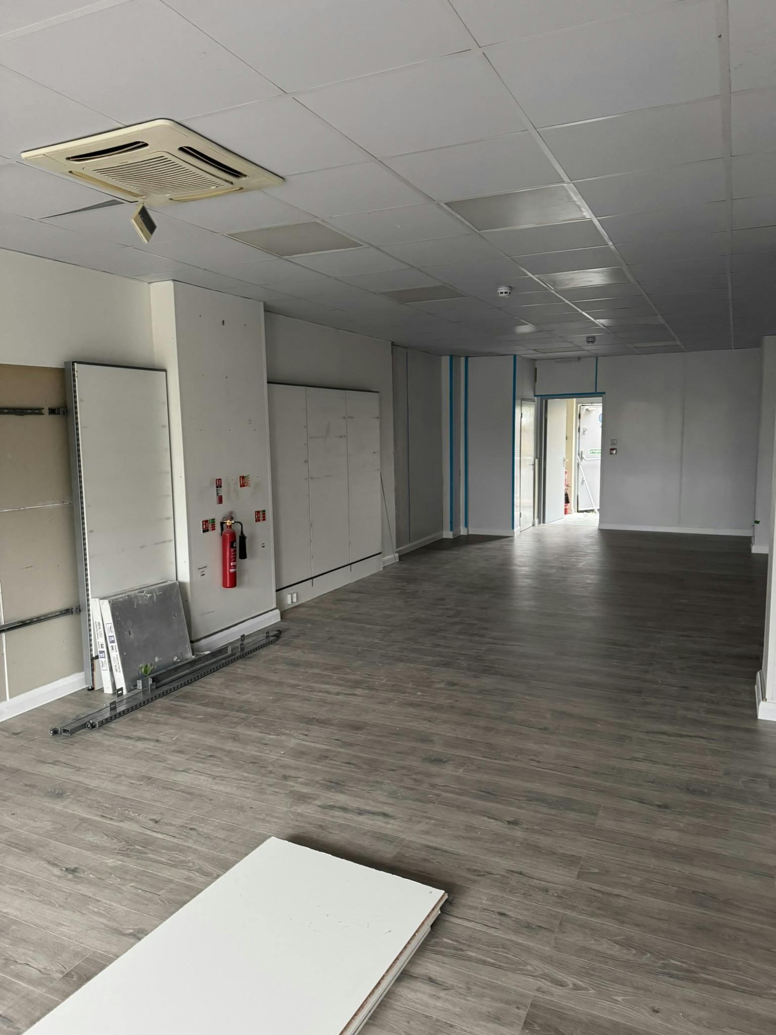 4 Kingfisher Court, Guildford, Retail To Let - IMG_5899.JPEG