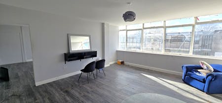 Unit 13, Lyndean Industrial Estate, London, Industrial To Let - 20260224_135135 - Edited.jpg