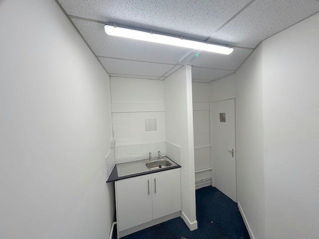 15 London Road, Twyford, Retail To Let - Rear tea point ii.jpg