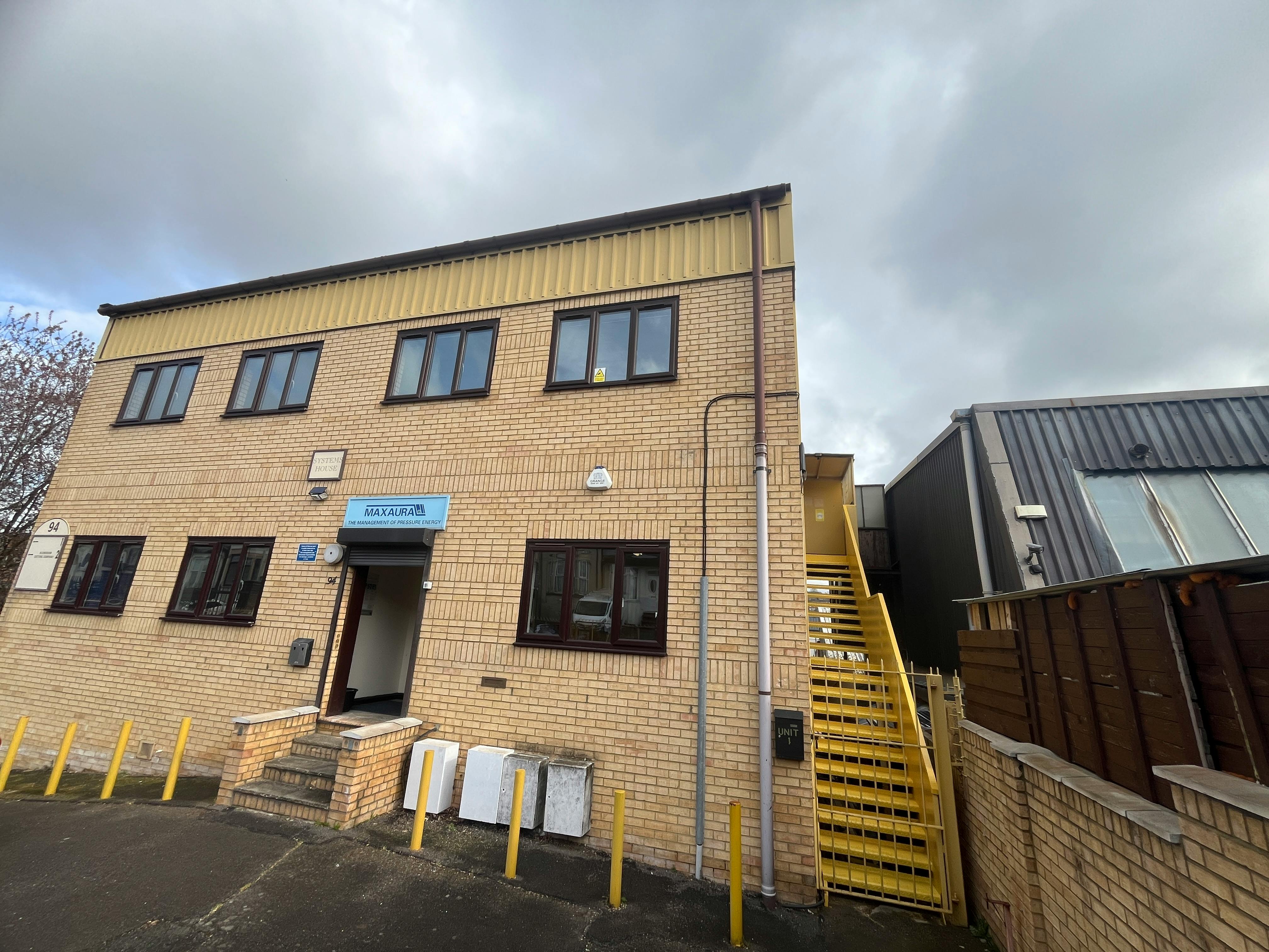 Unit 4, High Wycombe, Industrial / Offices To Let - 20250328_091704538_iOS.jpg