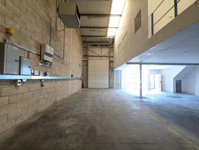 Unit 12, Chesham, Industrial To Let - PXL_20260619_134928328.jpg
