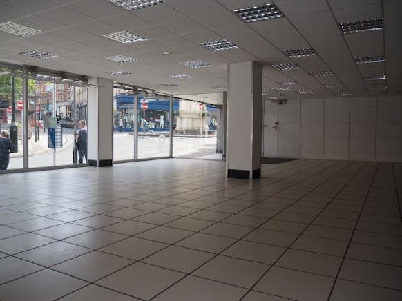 11 Russell Street, Stroud, Retail To Let - Int 2.JPG