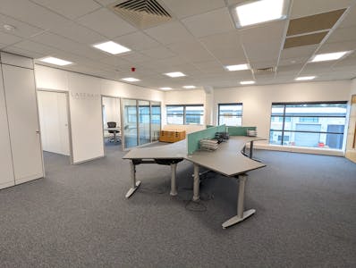 Unit 3, Borehamwood, Office To Let - PXL_20251127_131517116.jpg