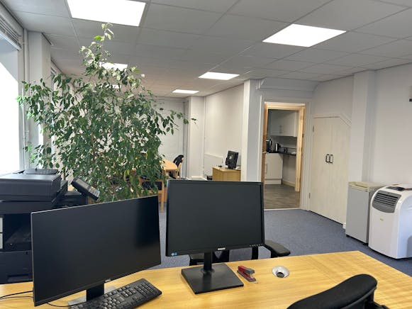 Unit 1, Wellington Business Park, Crowthorne, Offices To Let - 6.jpg