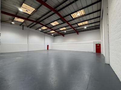 Unit 9, Gateway Industrial Estate, London, Industrial/Logistics To Let - 423fd59f127644128721d05fcc2732a0.jpg