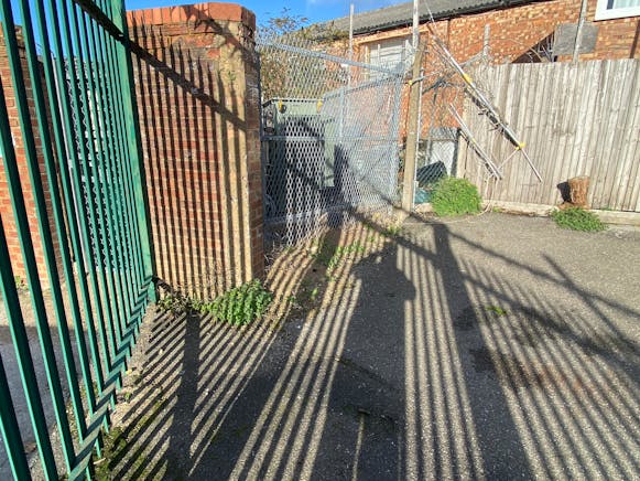 Yard R/o 4 Oxen Road Industrial Estate, Luton, Land/Yard To Let - IMG_2187.JPG