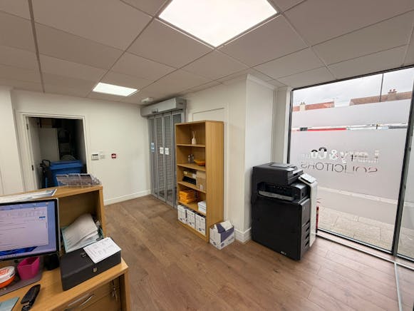124 London Road, Benfleet, Office / Retail To Let - WhatsApp Image 2026-03-16 at 16.02.32.jpeg
