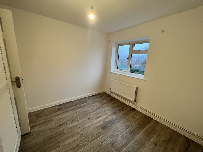 Queens House, Liphook, Retail To Let - IMG_4159.jpg