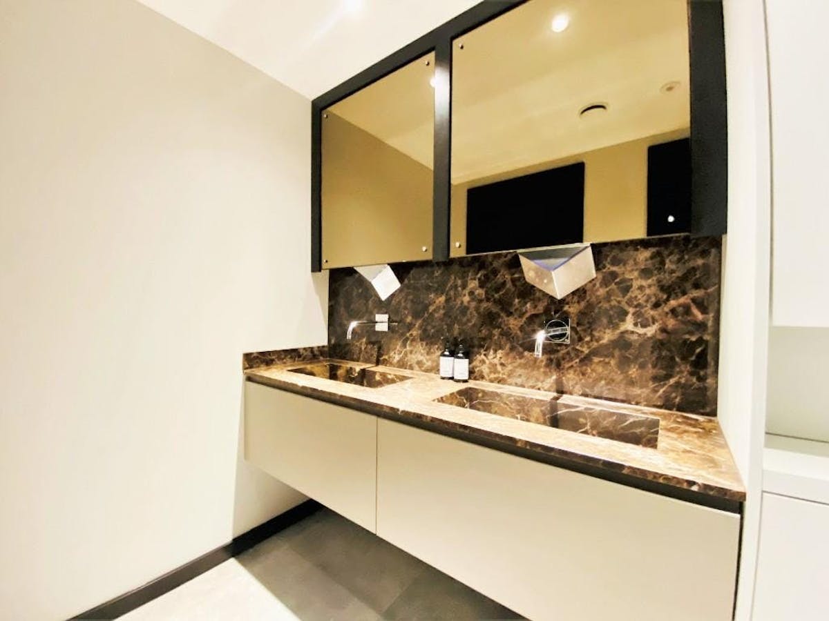 Efe7dba83f367104318bb882816e3177 11