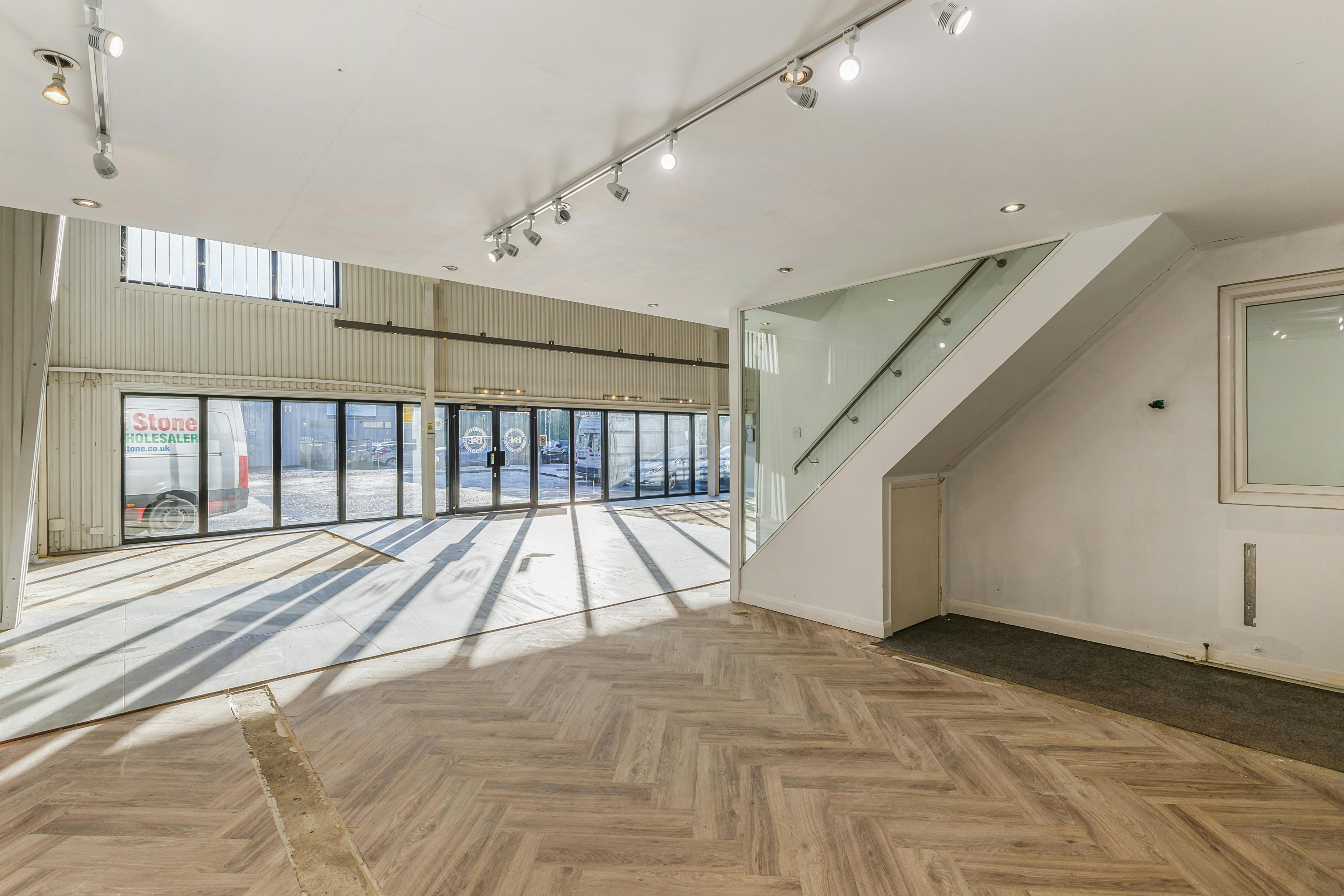 Showroom / Warehouse unit, 4-12 Kempson Close, Aylesbury, Industrial / Retail To Let - 101955_4-12-Kempson-Close-Gatehouse-Way (10).jpg