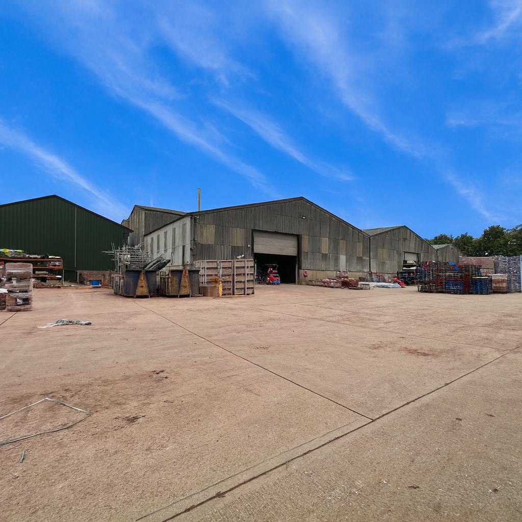 Unit 1 Lys Mill, Watlington, Industrial To Let - Industriele opslagplaats onder blauwe lucht.png